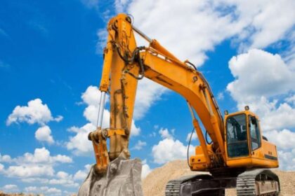 Modern excavator at a large construction site, equipped with GPS and IoT features, representing India’s growing demand for smart and sustainable excavation machinery.