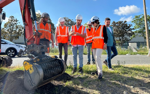 MB Crusher screening bucket in action at diverse sites including a Spanish kaolinite quarry and French Alps, demonstrating on-site material processing versatility.