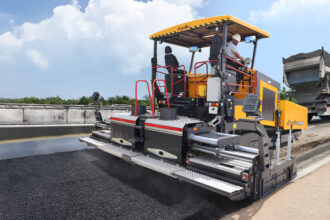 Ammann India launches CEV Stage V–compliant Apollo AP1000 Hydrostatic Tracked Paver with 133 kW engine, 9.5m paving width and 700 TPH capacity for India’s road construction sector.
