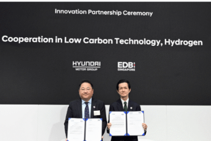 Hyundai Motor Group and Singapore Economic Development Board representatives sign MoU to develop low-carbon and hydrogen technologies at the Hyundai Motor Group Innovation Centre Singapore.