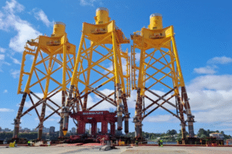 Mammoet heavy lifting and transport operations recovering barges for Singapore’s first offshore Pulau Tekong Polder project using specialized engineering equipment