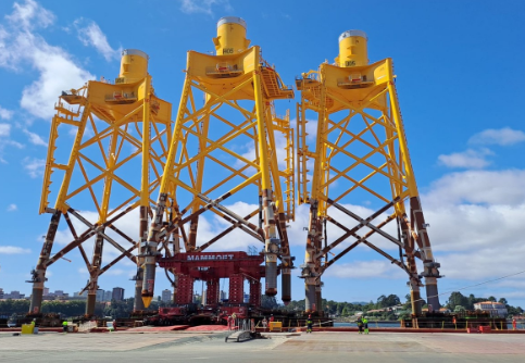 Mammoet heavy lifting and transport operations recovering barges for Singapore’s first offshore Pulau Tekong Polder project using specialized engineering equipment