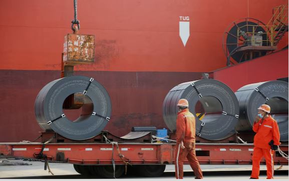 Steel production facility with molten metal and rolling mill operations
