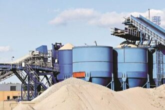 Cement manufacturing plant with clinker production and storage silos