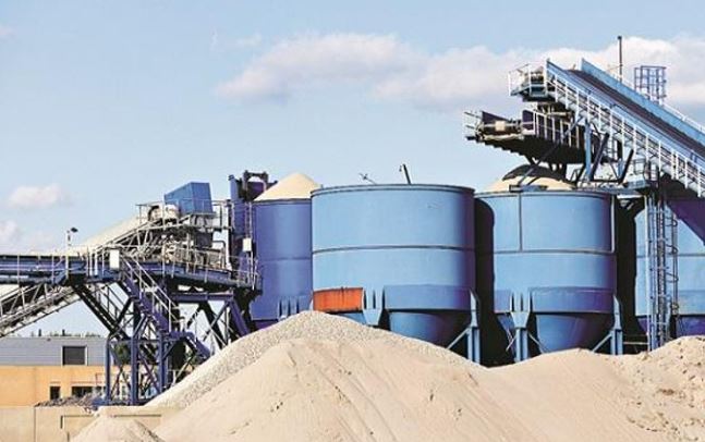 Cement manufacturing plant with clinker production and storage silos