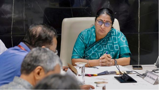 Delhi government launches RAH-VEER scheme offering ₹25,000 reward to Good Samaritans helping road accident victims.