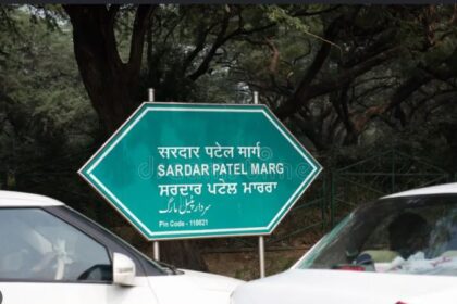 Traffic congestion on Sardar Patel Marg in Delhi, key route to IGI Airport, where a 5.3 km tunnel or elevated road is proposed to ease delays.