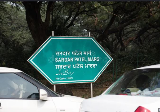 Traffic congestion on Sardar Patel Marg in Delhi, key route to IGI Airport, where a 5.3 km tunnel or elevated road is proposed to ease delays.