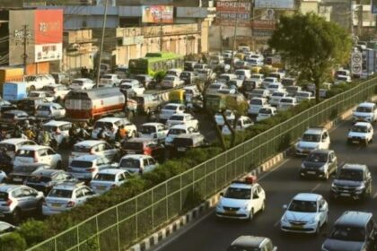 Traffic congestion on Mumbai-Pune Expressway after tanker accident leading to 32-hour gridlock and toll refund announcement.