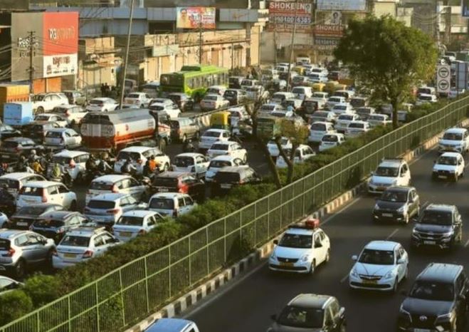 Traffic congestion on Mumbai-Pune Expressway after tanker accident leading to 32-hour gridlock and toll refund announcement.