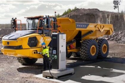 Electric articulated hauler operating at construction or mining site