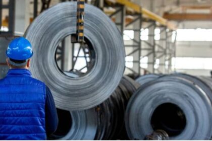 Steel plant with blast furnace and low-emission industrial infrastructure