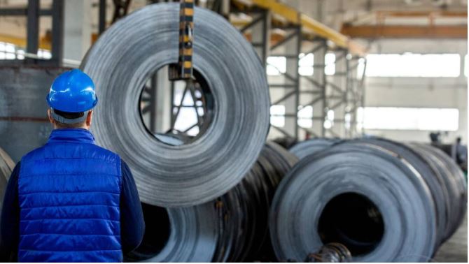 Steel plant with blast furnace and low-emission industrial infrastructure