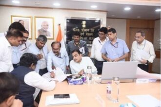 Union Minister Nitin Gadkari reviewing BOT highway and high-speed corridor projects in Maharashtra to accelerate infrastructure development and connectivity.