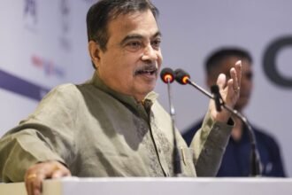 Gadkari Unveils ₹4,000 Retrofit Device to Cut Emissions from Older Heavy Vehicles